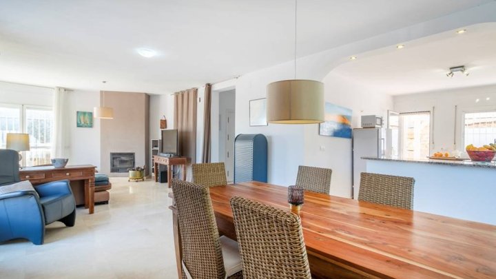 Villa mit 3 Schlafzimmern, 2 Bädern, Privatpool, Garage und  Panoramablick auf die Küste und das Meer