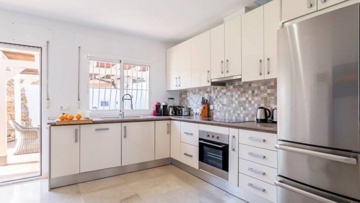 Villa mit 3 Schlafzimmern, 2 Bädern, Privatpool, Garage und  Panoramablick auf die Küste und das Meer