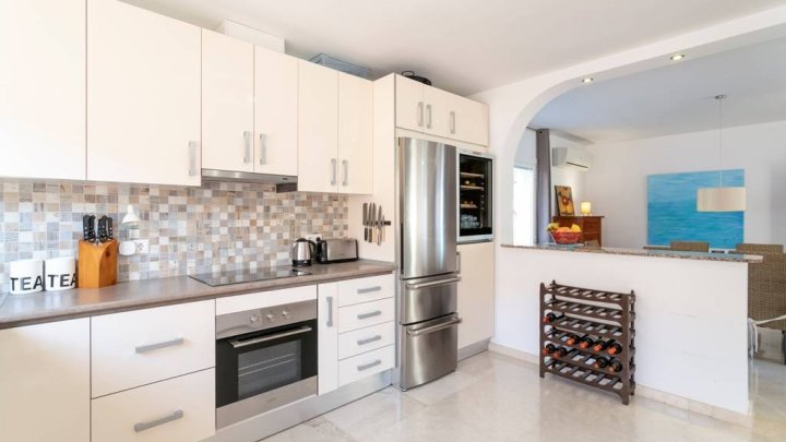 Villa mit 3 Schlafzimmern, 2 Bädern, Privatpool, Garage und  Panoramablick auf die Küste und das Meer