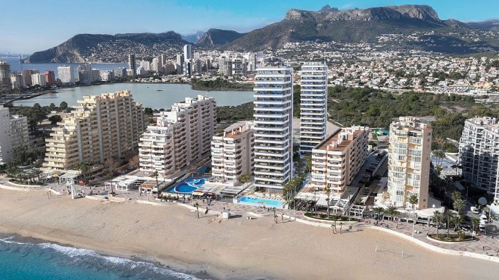 Wohnungen mit 1 Schlafzimmer, 1 Bad, Klimaanlage, Fußbodenheizung in Bädern, Kfz-Stellplatz und Meerblick in erster Linie am Strand