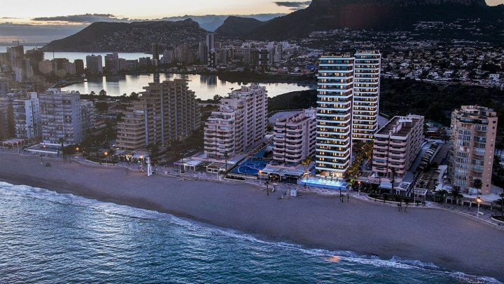 Wohnungen mit 2 Schlafzimmern, 2 Bädern, Klimaanlage, Fußbodenheizung in Bädern, Kfz-Stellplatz und Meerblick in erster Linie am Strand