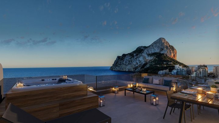 Maisonette-Wohnungen mit 3 Schlafzimmern, 3 Bädern, Klimaanlage, Fußbodenheizung in Bädern, Kfz-Stellplatz und Meerblick in erster Linie am Strand