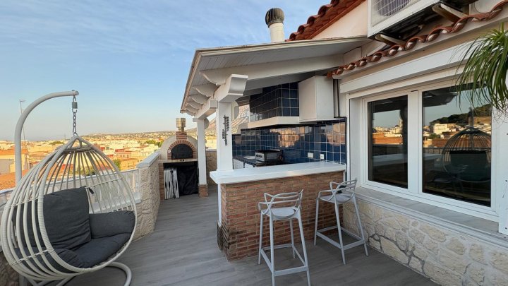 Renovierte Maisoette-Wohnung mit 50 m² Terrasse und Meer- und Burgblick im Zentrum von Dénia
