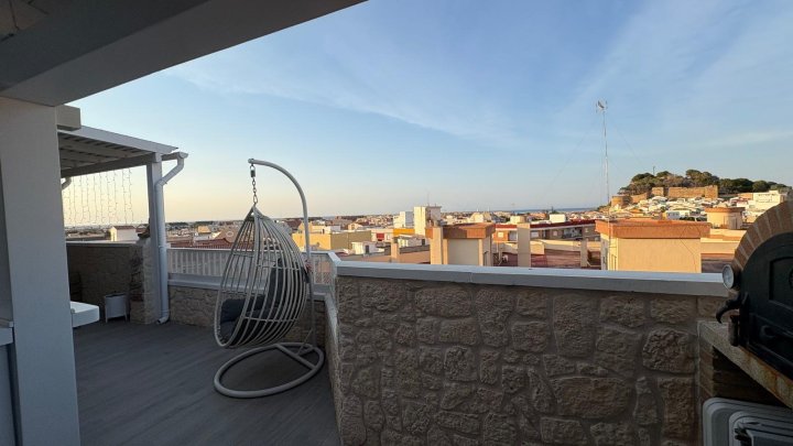 Renovierte Maisoette-Wohnung mit 50 m² Terrasse und Meer- und Burgblick im Zentrum von Dénia