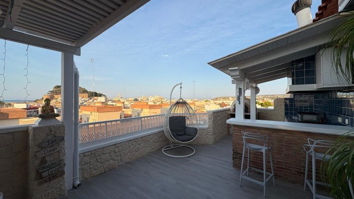 Renovierte Maisoette-Wohnung mit 50 m² Terrasse und Meer- und Burgblick im Zentrum von Dénia
