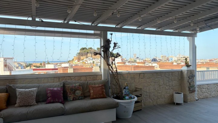 Renovierte Maisoette-Wohnung mit 50 m² Terrasse und Meer- und Burgblick im Zentrum von Dénia
