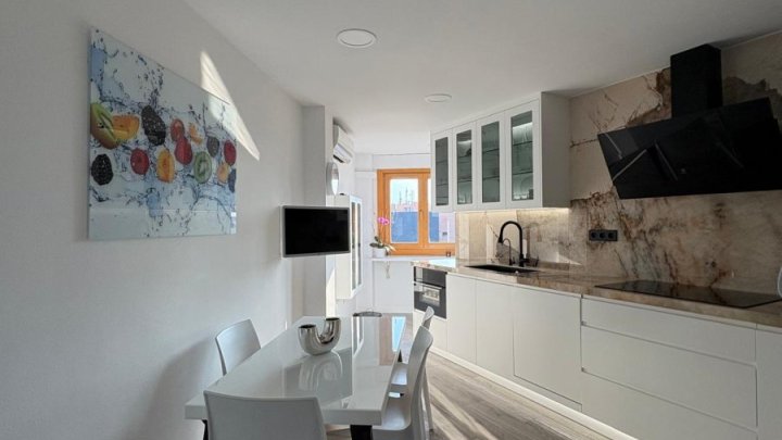 Renovierte Maisoette-Wohnung mit 50 m² Terrasse und Meer- und Burgblick im Zentrum von Dénia