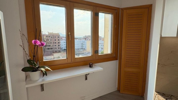 Renovierte Maisoette-Wohnung mit 50 m² Terrasse und Meer- und Burgblick im Zentrum von Dénia