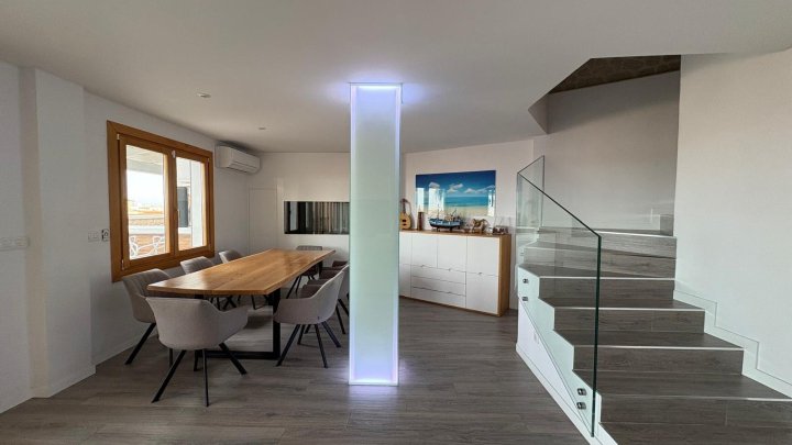 Renovierte Maisoette-Wohnung mit 50 m² Terrasse und Meer- und Burgblick im Zentrum von Dénia