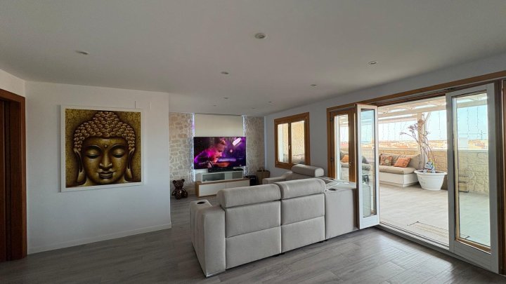 Renovierte Maisoette-Wohnung mit 50 m² Terrasse und Meer- und Burgblick im Zentrum von Dénia