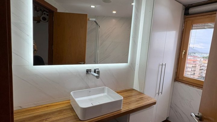 Renovierte Maisoette-Wohnung mit 50 m² Terrasse und Meer- und Burgblick im Zentrum von Dénia