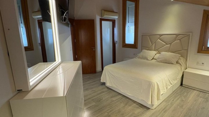 Renovierte Maisoette-Wohnung mit 50 m² Terrasse und Meer- und Burgblick im Zentrum von Dénia