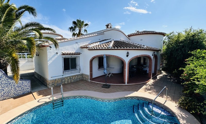 Schöne Villa mit Pool, Klima und Zentralheizung, alles auf einer Ebene, Rollstuhl geeignet, gute Vermietbarkeit