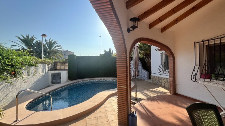 Schöne Villa mit Pool, Klima und Zentralheizung, alles auf einer Ebene, Rollstuhl geeignet, gute Vermietbarkeit