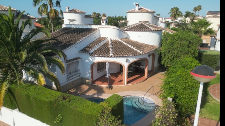 Schöne Villa mit Pool, Klima und Zentralheizung, alles auf einer Ebene, Rollstuhl geeignet, gute Vermietbarkeit