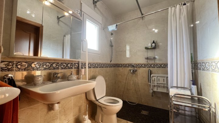 Schöne Villa mit Pool, Klima und Zentralheizung, alles auf einer Ebene, Rollstuhl geeignet, gute Vermietbarkeit