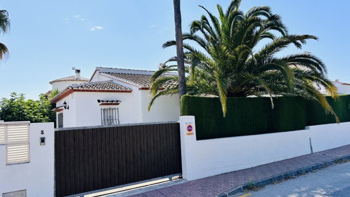 Schöne Villa mit Pool, Klima und Zentralheizung, alles auf einer Ebene, Rollstuhl geeignet, gute Vermietbarkeit