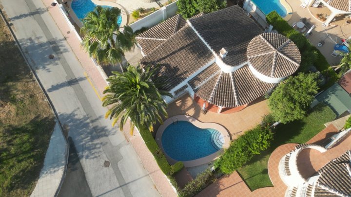 Schöne Villa mit Pool, Klima und Zentralheizung, alles auf einer Ebene, Rollstuhl geeignet, gute Vermietbarkeit