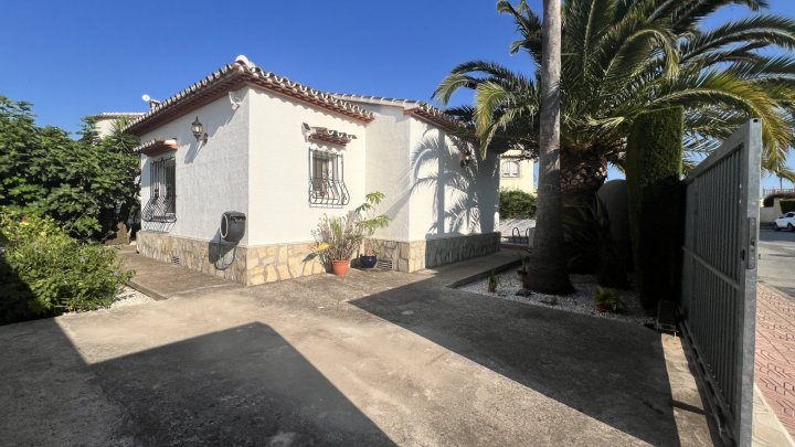 Schöne Villa mit Pool, Klima und Zentralheizung, alles auf einer Ebene, Rollstuhl geeignet, gute Vermietbarkeit