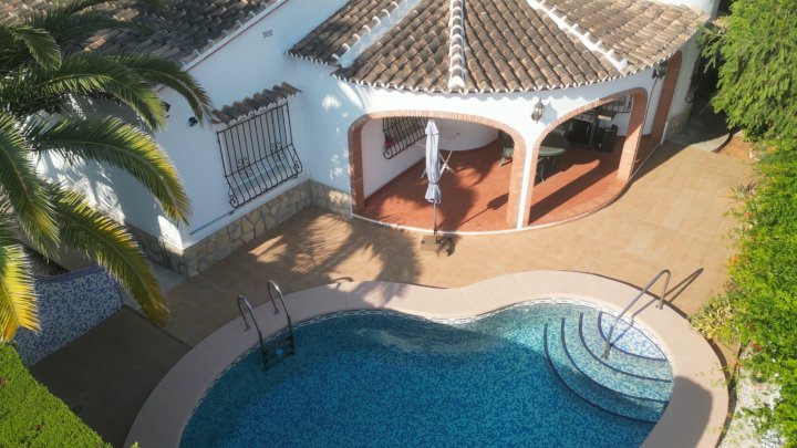 Schöne Villa mit Pool, Klima und Zentralheizung, alles auf einer Ebene, Rollstuhl geeignet, gute Vermietbarkeit