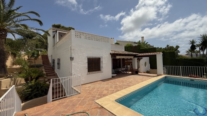 Villa mit herrlichem Meerblick, stadtnahe, 2 Wohneinheiten, gr. Garage, BBQ, Wintergarten, Heizung etc.