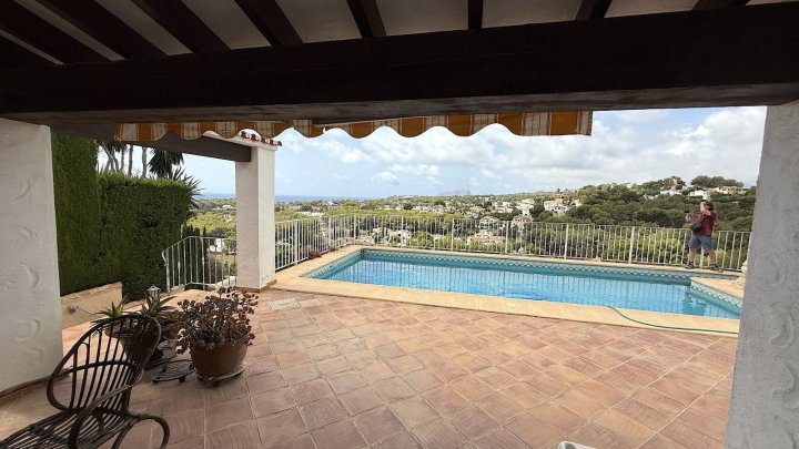 Villa mit herrlichem Meerblick, stadtnahe, 2 Wohneinheiten, gr. Garage, BBQ, Wintergarten, Heizung etc.