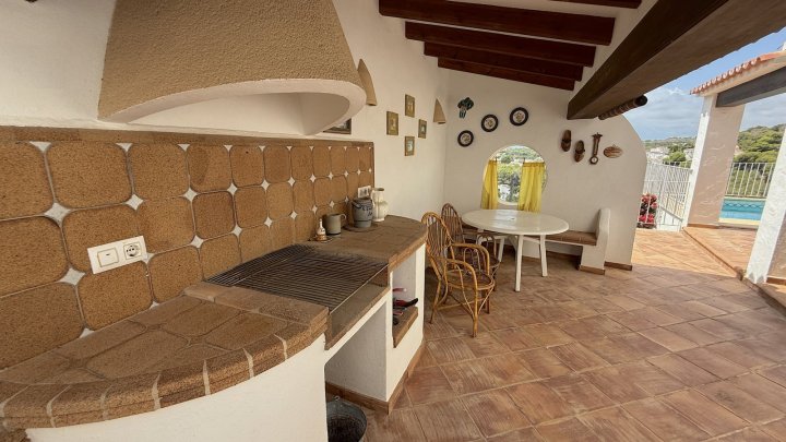 Villa mit herrlichem Meerblick, stadtnahe, 2 Wohneinheiten, gr. Garage, BBQ, Wintergarten, Heizung etc.