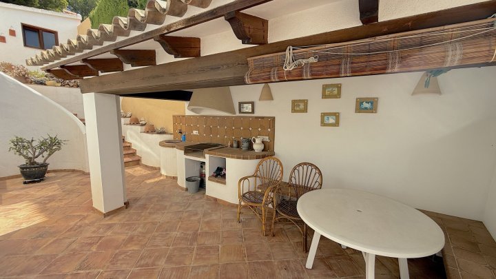 Villa mit herrlichem Meerblick, stadtnahe, 2 Wohneinheiten, gr. Garage, BBQ, Wintergarten, Heizung etc.