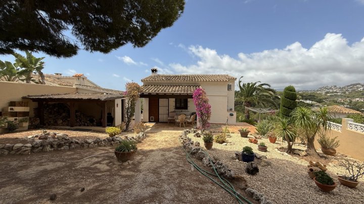 Villa mit herrlichem Meerblick, stadtnahe, 2 Wohneinheiten, gr. Garage, BBQ, Wintergarten, Heizung etc.