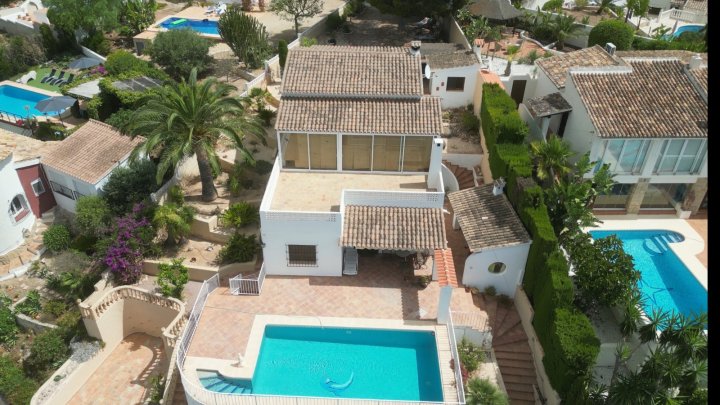 Villa mit herrlichem Meerblick, stadtnahe, 2 Wohneinheiten, gr. Garage, BBQ, Wintergarten, Heizung etc.