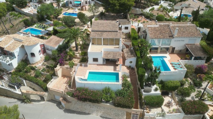 Villa mit herrlichem Meerblick, stadtnahe, 2 Wohneinheiten, gr. Garage, BBQ, Wintergarten, Heizung etc.