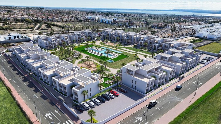 Obergeschoss-Wohnungen mit 2 Schlafzimmern, 2 Bädern, Dachterrasse, Klimaanlage, Einbauküchen mit Elektrogeräten, Kfz-Stellplatz und Gemeinschaftspool