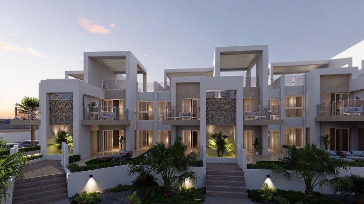 Obergeschoss-Wohnungen mit 2 Schlafzimmern, 2 Bädern, Dachterrasse, Klimaanlage, Einbauküchen mit Elektrogeräten, Kfz-Stellplatz und Gemeinschaftspool