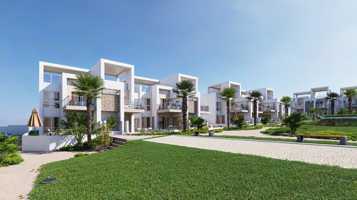 Obergeschoss-Wohnungen mit 2 Schlafzimmern, 2 Bädern, Dachterrasse, Klimaanlage, Einbauküchen mit Elektrogeräten, Kfz-Stellplatz und Gemeinschaftspool
