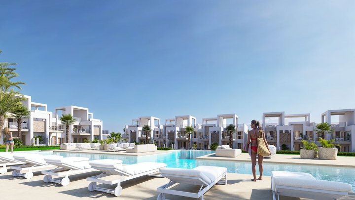 Obergeschoss-Wohnungen mit 2 Schlafzimmern, 2 Bädern, Dachterrasse, Klimaanlage, Einbauküchen mit Elektrogeräten, Kfz-Stellplatz und Gemeinschaftspool