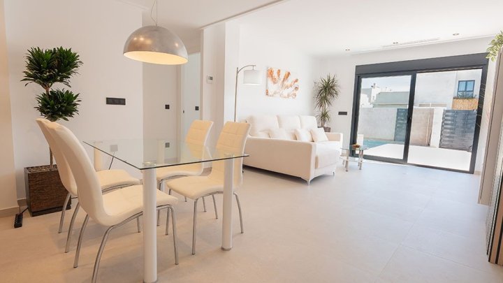 Exklusive Doppelhaushälften mit 3 Schlafzimmern, 2 Bädern, Dachterrasse, Klimaanlage, Privatpool und Kfz-Stellplatz