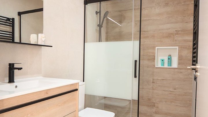 Exklusive Doppelhaushälften mit 3 Schlafzimmern, 2 Bädern, Dachterrasse, Klimaanlage, Privatpool und Kfz-Stellplatz