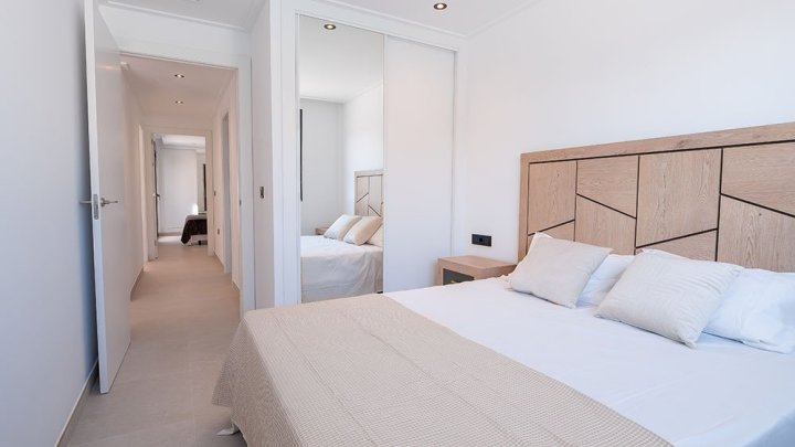 Exklusive Villen mit 3 Schlafzimmern, 2 Bädern, Dachterrasse, Klimaanlage, Privatpool und Kfz-Stellplatz