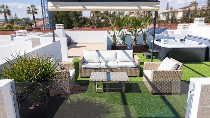 Exklusive Villen mit 3 Schlafzimmern, 2 Bädern, Dachterrasse, Klimaanlage, Privatpool und Kfz-Stellplatz