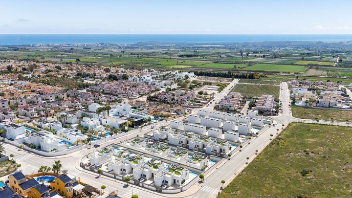 Exklusive Villen mit 3 Schlafzimmern, 2 Bädern, Dachterrasse, Klimaanlage, Privatpool und Kfz-Stellplatz