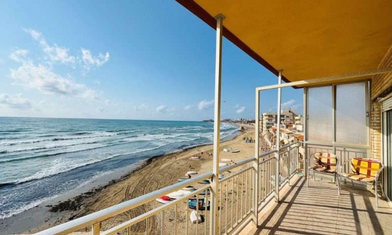 Renovierungsbedürftiges Appartement mit 2 Schlafzimmern und 1 Bad in erster Linie am Strand