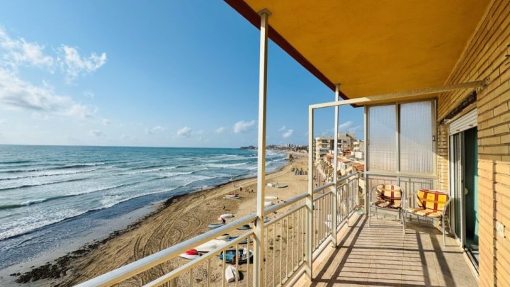 Renovierungsbedürftiges Appartement mit 2 Schlafzimmern und 1 Bad in erster Linie am Strand