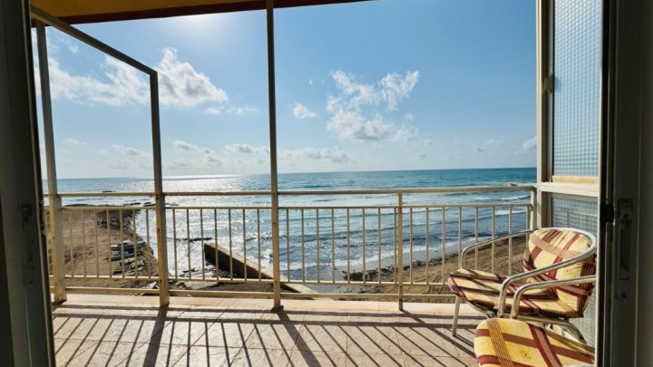 Renovierungsbedürftiges Appartement mit 2 Schlafzimmern und 1 Bad in erster Linie am Strand