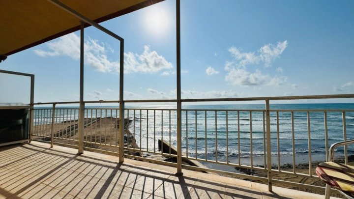 Renovierungsbedürftiges Appartement mit 2 Schlafzimmern und 1 Bad in erster Linie am Strand