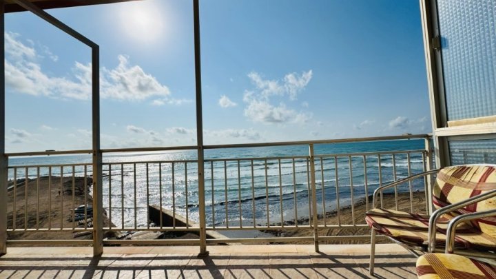 Renovierungsbedürftiges Appartement mit 2 Schlafzimmern und 1 Bad in erster Linie am Strand