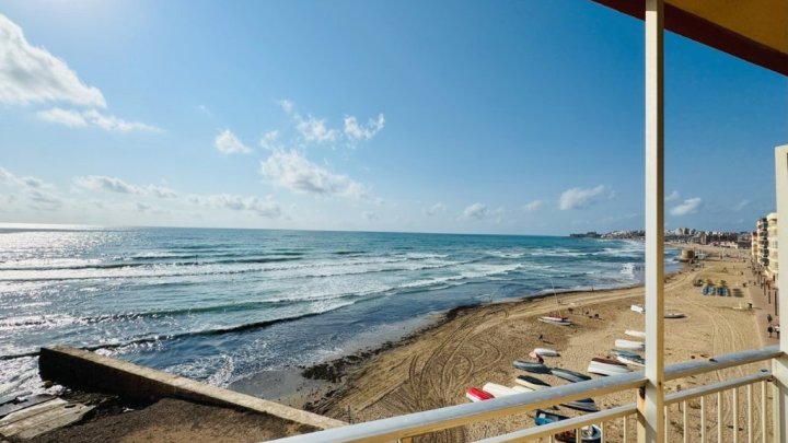 Renovierungsbedürftiges Appartement mit 2 Schlafzimmern und 1 Bad in erster Linie am Strand