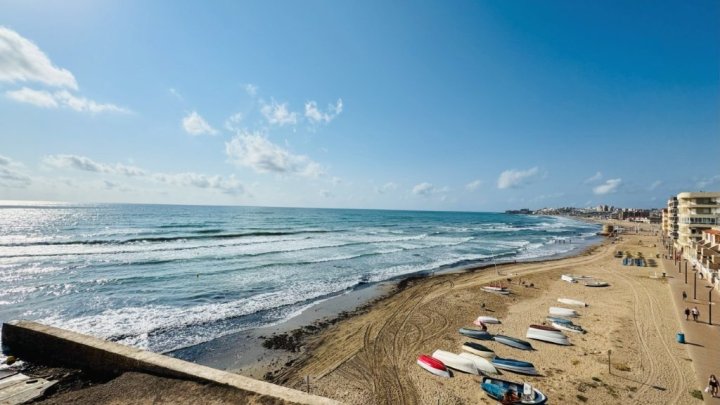 Renovierungsbedürftiges Appartement mit 2 Schlafzimmern und 1 Bad in erster Linie am Strand