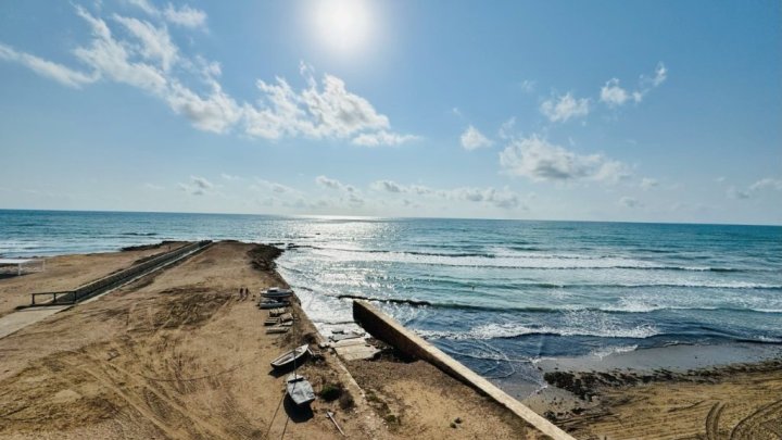 Renovierungsbedürftiges Appartement mit 2 Schlafzimmern und 1 Bad in erster Linie am Strand