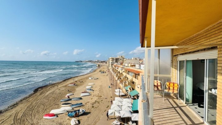 Renovierungsbedürftiges Appartement mit 2 Schlafzimmern und 1 Bad in erster Linie am Strand