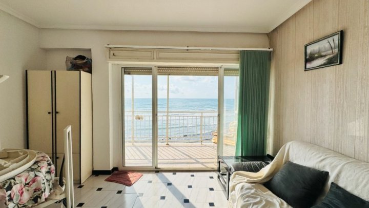 Renovierungsbedürftiges Appartement mit 2 Schlafzimmern und 1 Bad in erster Linie am Strand